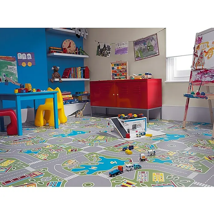 Tarkett Moqueta a metros Calles - Ancho: 2 m, Poliamida, Multicolor - Una sala de juegos con una colorida alfombra de juego de ciudad, coches de juguete y un garaje de juguete, ideal para juegos creativos y aventuras imaginativas.