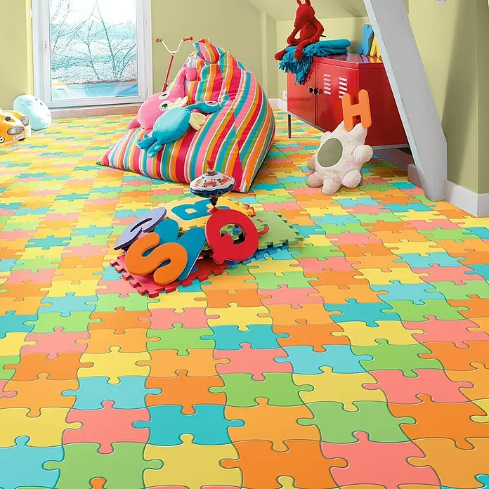 Tarkett Moqueta a metros Rompecabezas - Ancho: 2 m, Poliamida, Multicolor - Sala de juegos colorida con alfombra puzzle. La alfombra puzzle vibrante proporciona una superficie suave y segura para jugar.
