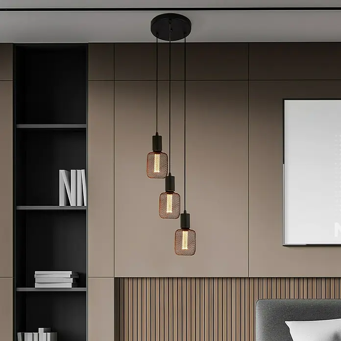 Searchlight LED-Lampe Zylinder Filigran - E27, Dimmbar, Bernstein, 120 lm, 3,5 W, Schwarz - Modern gestaltete Pendelleuchte mit drei Lampen in rechteckigen Metallkäfigen, ideal für stilvolle Innenräume.