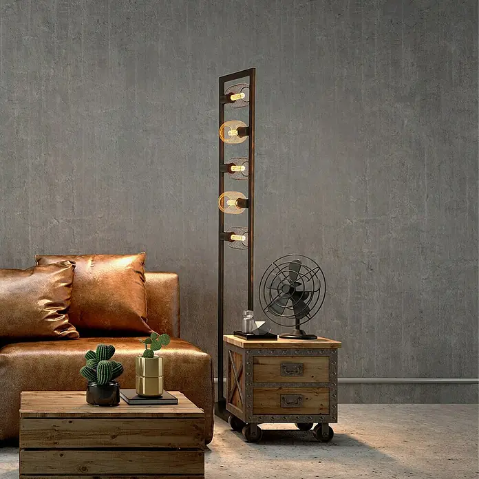 Searchlight LED-Lampe Zylinder Filigran - E27, Dimmbar, Bernstein, 120 lm, 3,5 W, Gold - Eine industrielle Stehlampe mit fünf Edison-Glühbirnen in einem Wohnzimmer mit einem Ledersofa und einem Beistelltisch.