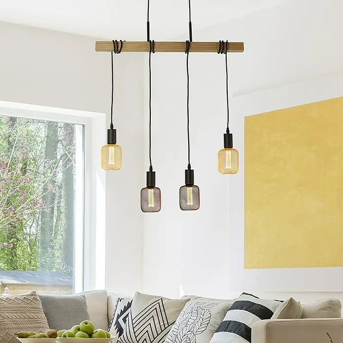 Searchlight LED-Lampe Zylinder Filigran - E27, Dimmbar, Bernstein, 120 lm, 3,5 W, Gold - Eine moderne Hängelampe mit vier Leuchten in Gold- und Kupfertönen, die von einer Holzleiste abgehängt sind. Die Lampe sorgt für warmes Licht.