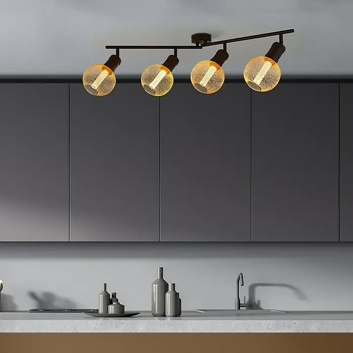Searchlight LED-Lampe Kugel Filigran - E27, Dimmbar, Bernstein, 120 lm, 3,5 W, Gold - Nahaufnahme einer Deckenleuchte mit vier Strahlern, die ein warmes, einladendes Licht in einem modernen Raum spenden.