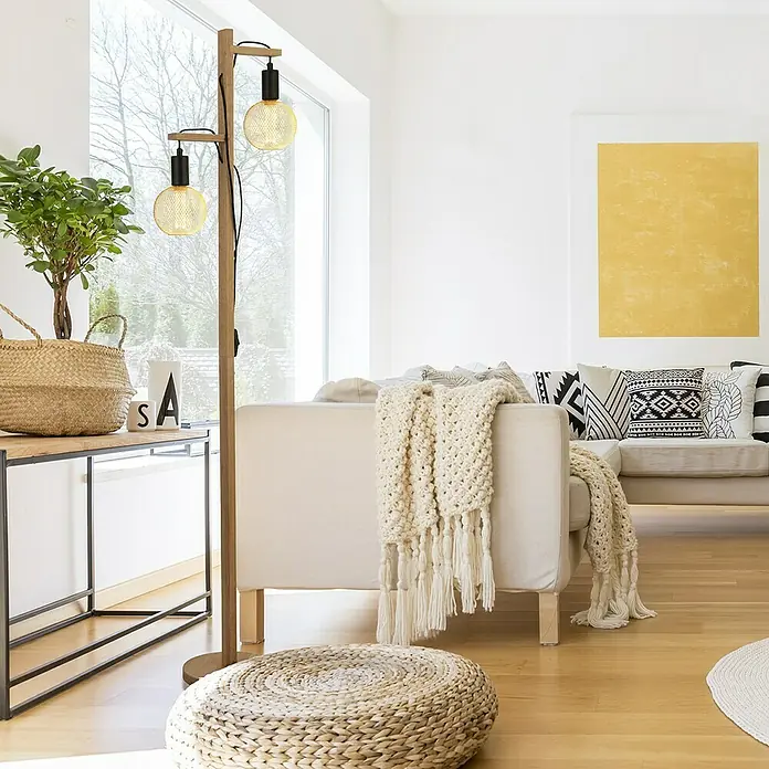 Searchlight LED-Lampe Kugel Filigran - E27, Dimmbar, Bernstein, 120 lm, 3,5 W, Gold - Eine elegante Stehlampe aus Holz mit zwei goldenen Glühbirnen, die ein warmes Licht in einem stilvollen Wohnzimmer verbreitet.