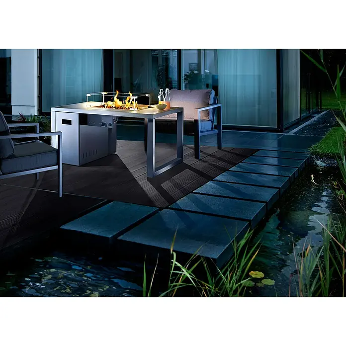 Buschbeck Feuerstelle - 75 x 115 x 58,5 cm, Stahl - Stilvoller Außenbereich mit modernem Tischkamin, umgeben von eleganten Gartenmöbeln und einem ruhigen Teich für entspannte Abende.