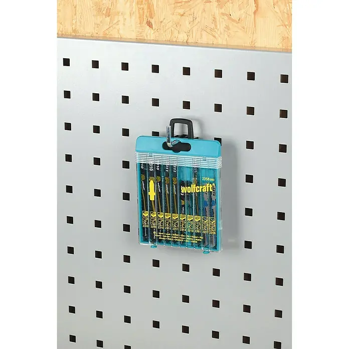 Gancho para panel perforado - Largo: 3 cm, 5 pzs. - El juego de tacos Wolfcraft 2358000, que consta de brocas para madera, piedra y metal, está fijado a una pared de herramientas.