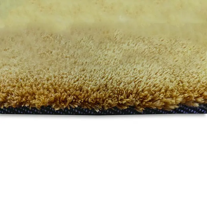 Alfombra de pelo corto Toscana - Mostaza, 230 x 160 cm, 100% Poliéster - Primer plano de una lujosa alfombra color oro con fibras suaves y un soporte duradero, ideal para cualquier habitación.