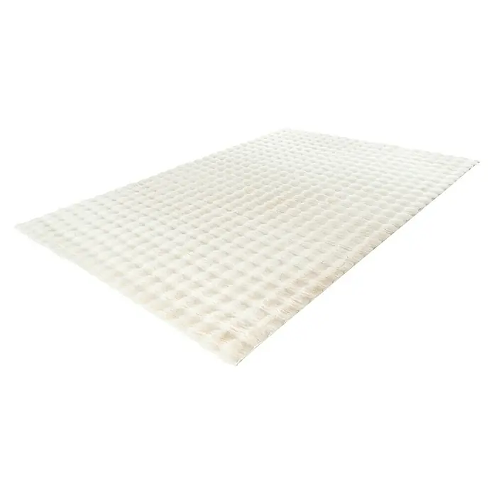 Hochflorteppich Harmony - Ivory, 150 x 80 cm, 100 % Polyester (Flor) - Detailaufnahme einer weißen, quadratisch gesteppten Tagesdecke, die weich und komfortabel aussieht. Perfekt für Schlafzimmer.