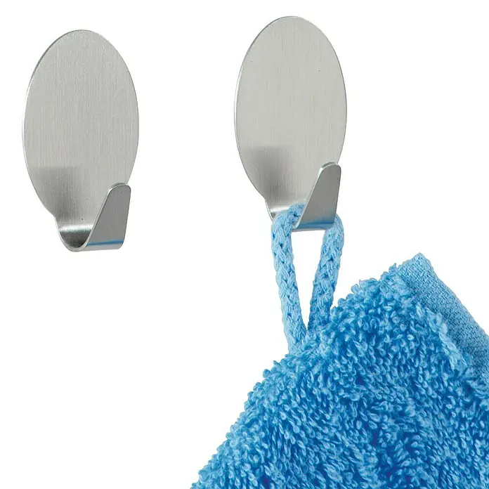 Wenko Handtuchhaken - Edelstahl, Matt, Oval, 2 Stk. - Ein Paar silberne, selbstklebende Haken, einer mit einem blauen Waschlappen daran, der andere leer. Ideal für Bad oder Küche.