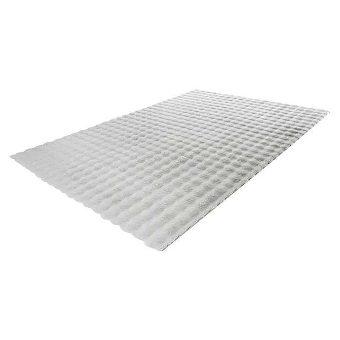 Hochflorteppich Harmony - Silber, 170 x 120 cm, 100 % Polyester (Flor) - Detailaufnahme einer weißen Badematte mit strukturierter Oberfläche, die für Komfort und Rutschfestigkeit im Badezimmer sorgt.