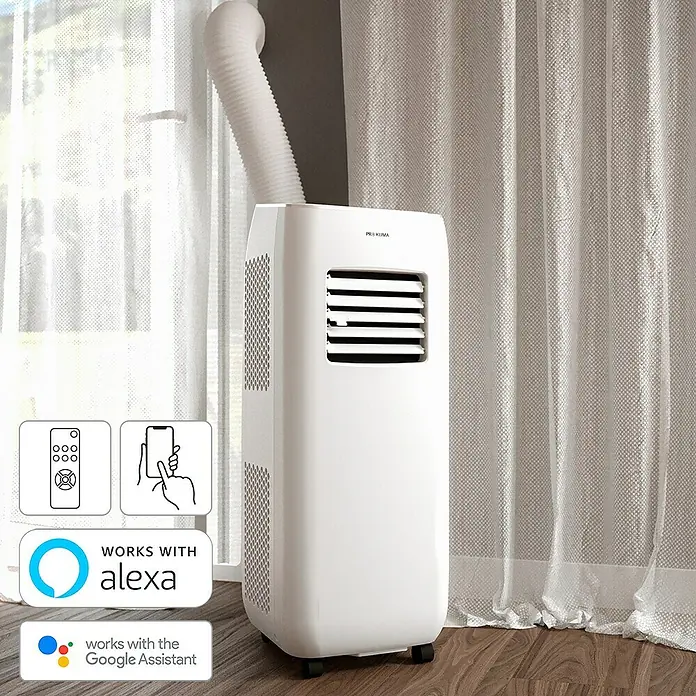 Proklima Mobiles Klimagerät Purity 7.000 WiFi - 2,05 kW, Raumgröße: 20 m², Weiß/Silber - Eine tragbare Klimaanlage von Pro Klima steht vor einem Fenster mit Vorhängen und verfügt über Smart-Home-Konnektivität.