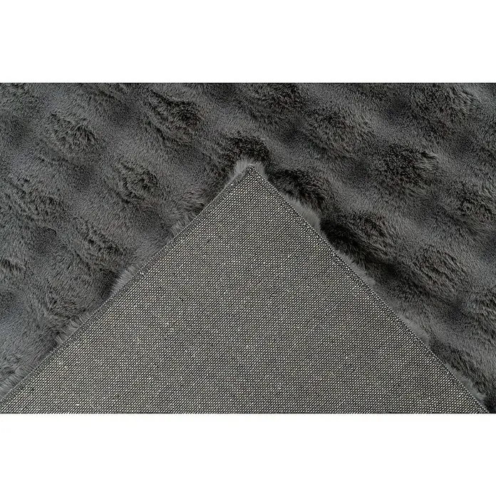 Hochflorteppich Harmony - Graphite, 170 x 120 cm, 100 % Polyester (Flor) - Nahaufnahme eines grauen Teppichs mit zotteliger Oberfläche und gewebter Unterseite, der eine luxuriöse und komfortable Textur zeigt.