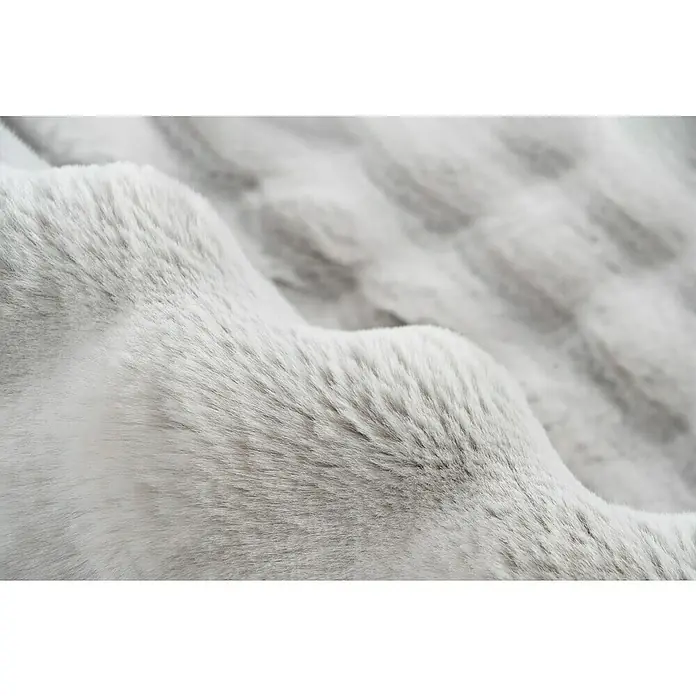 Hochflorteppich Harmony - Silber, 170 x 120 cm, 100 % Polyester (Flor) - Nahaufnahme einer weichen, weißen Pelzdecke, die Wärme und Komfort für Ihr Zuhause verspricht. Ideal für gemütliche Abende.