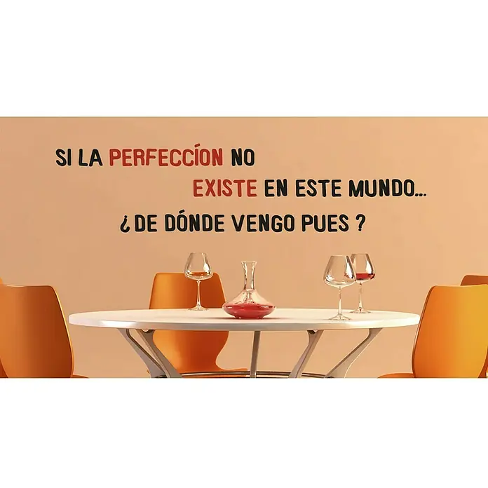 Vinilo de pared Si la perfección - 68 x 48 cm, Gris viejo, Plástico - Elegante escena de vino: Naturaleza muerta con decantador, copas y cita inspiradora que invita a reflexionar sobre la perfección.