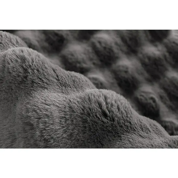 Hochflorteppich Harmony - Graphite, 170 x 120 cm, 100 % Polyester (Flor) - Nahaufnahme einer weichen, grauen Kuscheldecke mit erhabener Textur, die Komfort und Wärme ausstrahlt. Perfekt zum Entspannen.