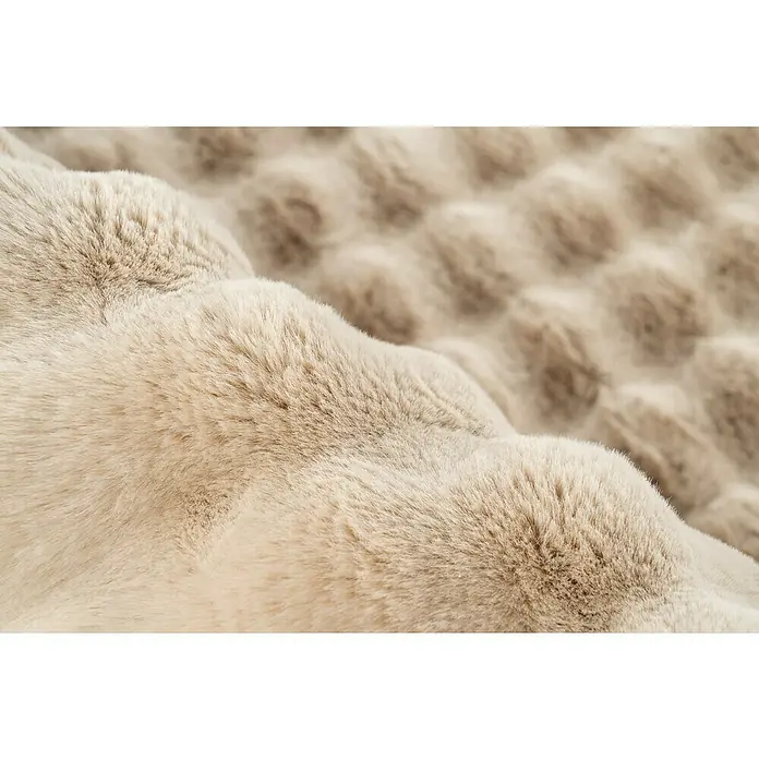 Hochflorteppich Harmony - Beige, 230 x 160 cm, 100 % Polyester (Flor) - Nahaufnahme einer weichen, beigen Kunstfell-Decke mit einem erhabenen Punktmuster, die Wärme und Komfort ausstrahlt.