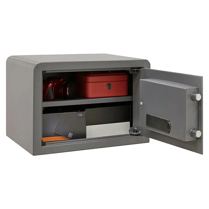 Arregui Caja fuerte Print - L x An x Al: 300 x 385 x 270 mm, Códigos de usuario, 24 l - Una caja fuerte gris está abierta, mostrando su contenido, incluyendo una cámara roja, una caja roja y un disco duro.