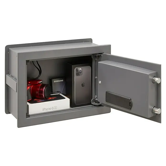 Arregui Caja fuerte empotrable Print - L x An x Al: 250 x 360 x 260 mm, Códigos de usuario, 11 l - Una caja fuerte gris con la puerta abierta llena de dispositivos electrónicos como cámara, smartphone y accesorios.