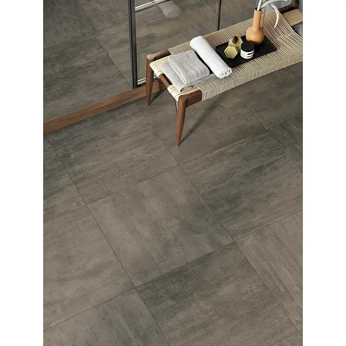 Atlas Concorde Solution Yorkshire Feinsteinzeugfliese Midnight - 60 x 60 cm, Anthrazit, Matt - Nahaufnahme eines Badezimmers mit modernen grauen Fliesen, die einen eleganten und zeitgemäßen Look verleihen. Ein stilvolles Design für Ihr Zuhause.
