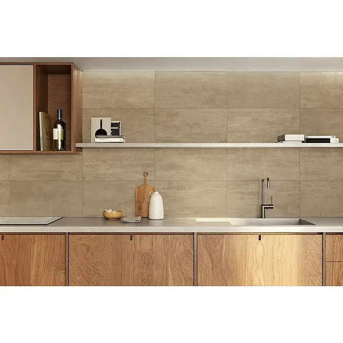 Atlas Concorde Solution Yorkshire Feinsteinzeugfliese Ash - 30 x 60 cm, Grau, Matt - Elegantes Küchendesign mit holzfurnierten Schränken, einer weißen Arbeitsplatte und sandfarbenen Fliesen, die eine warme Atmosphäre schaffen.