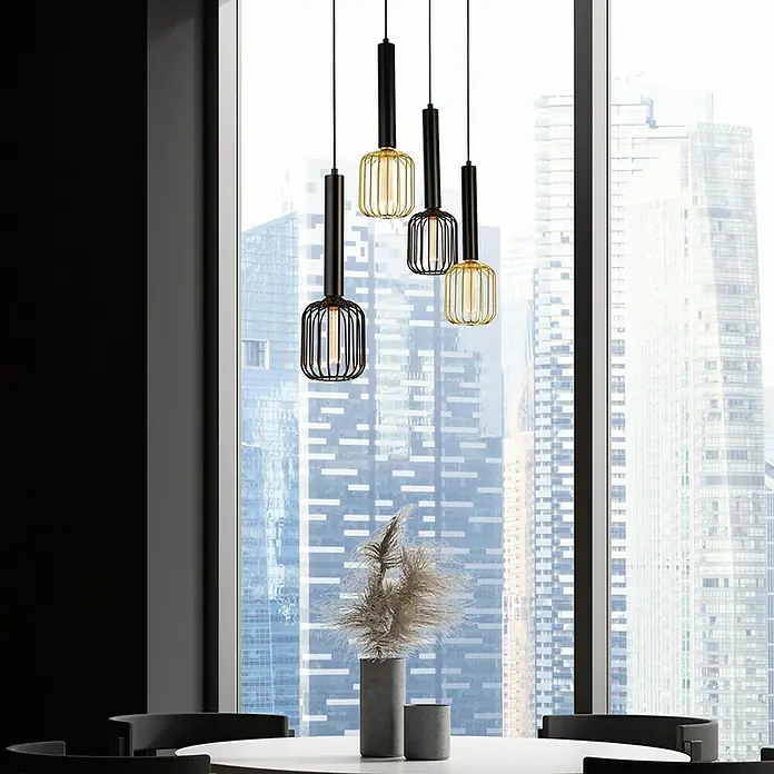 Searchlight LED-Lampe Zylinder Robust - E27, Dimmbar, Bernstein, 120 lm, 3,5 W, Schwarz - Nahaufnahme von vier Pendelleuchten mit schwarzem und goldenem Käfigdesign, die über einem Esstisch in einem modernen Raum hängen.