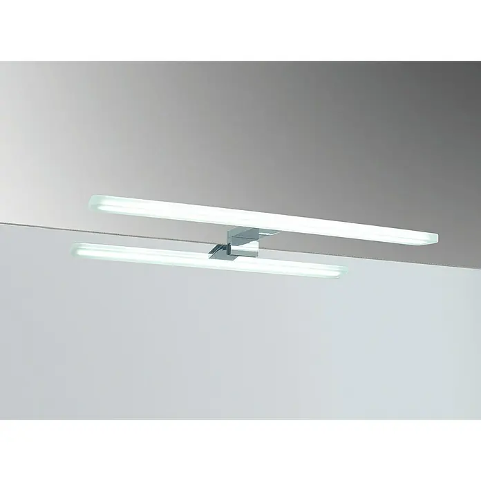 Aplique LED para espejo Round 45 cm - 7 W, Cromo, L x An x Al: 12,3 x 45 x 3,3 mm - Primer plano de una lámpara de baño LED horizontal de dos niveles con detalles cromados en la pared del baño.