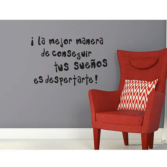 Vinilo de pared La mejor manera - 68 x 48 cm, Gris viejo, Plástico - Sillón rojo con cojín estampado frente a una pared gris con una cita inspiradora. Ideal para rincones de lectura acogedores y espacios modernos.