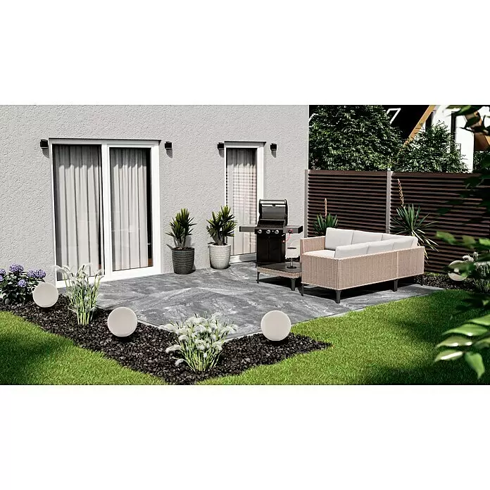 Terrassenfliese Cera 2.0 - 80 x 80 x 2 cm, Quarz Nero, Matt - Moderner Terrassenbereich mit grauen Steinplatten, hellen Rattanmöbeln, schwarzem Grill und Grünpflanzen.
