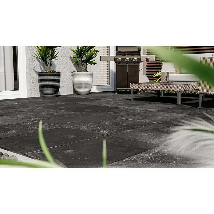Terrassenfliese Cera 2.0 - 40,8 x 60,1 x 2 cm, Antiquus Carbon, Matt - Terrassenansicht mit eleganten, quadratischen Outdoor-Fliesen in dunkler Farbgebung, die einen modernen und stilvollen Außenbereich schaffen.