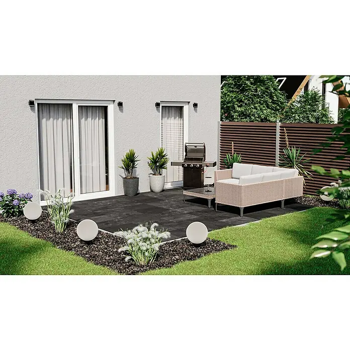 Terrassenfliese Cera 2.0 - 40,8 x 60,1 x 2 cm, Antiquus Carbon, Matt - Eine stilvolle Terrasse mit einem grauen Lounge-Set, einem Grill und dekorativen Pflanzen, die eine entspannende Atmosphäre schaffen.