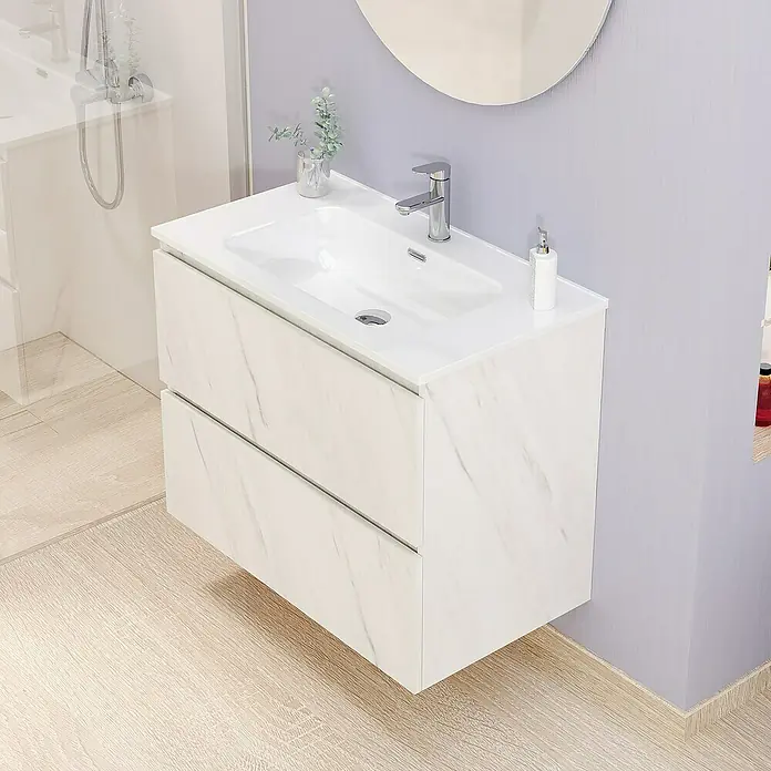 Artysan Conjunto de mueble de baño Kira - Ancho: 80 cm, Blanco piedra, 3 pzs. - Primer plano de un moderno mueble de baño con aspecto de mármol, lavabo y grifo, que muestra un diseño de baño elegante.