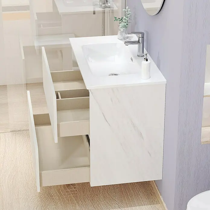 Artysan Conjunto de mueble de baño Kira - Ancho: 60 cm, Blanco piedra, 3 pzs. - Imagen de un moderno mueble de baño con cajones abiertos y un aspecto de mármol blanco, que ofrece soluciones de almacenamiento elegantes.