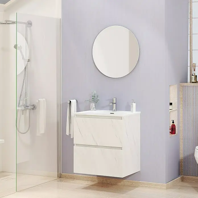 Artysan Conjunto de mueble de baño Kira - Ancho: 60 cm, Blanco piedra, 3 pzs. - Baño moderno con mueble de lavabo blanco efecto mármol y espejo redondo sobre pared lila.