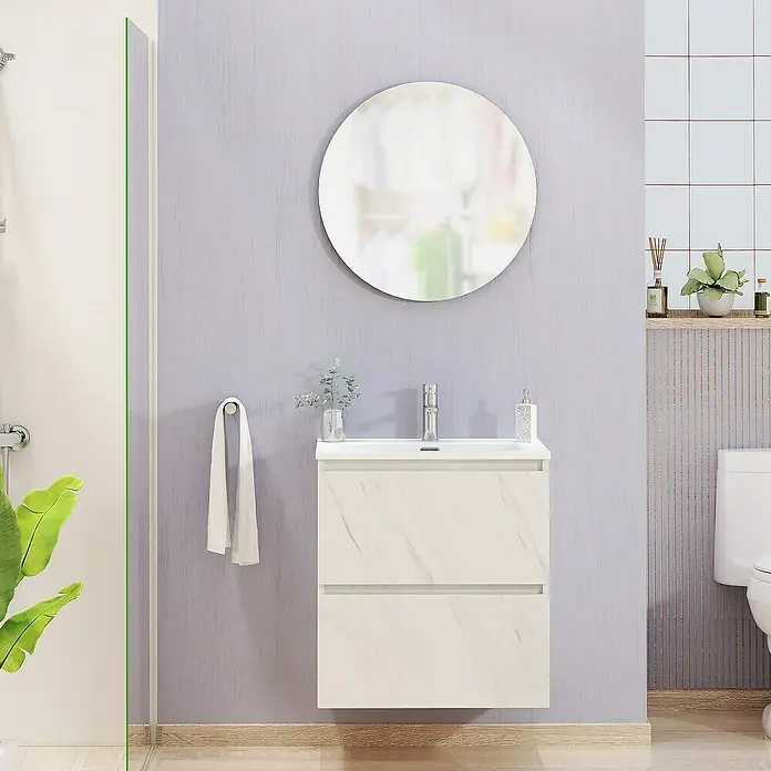 Artysan Conjunto de mueble de baño Kira - Ancho: 60 cm, Blanco piedra, 3 pzs. - Baño moderno con mueble de lavabo blanco con aspecto de mármol, espejo redondo y toallero sobre una pared lila.