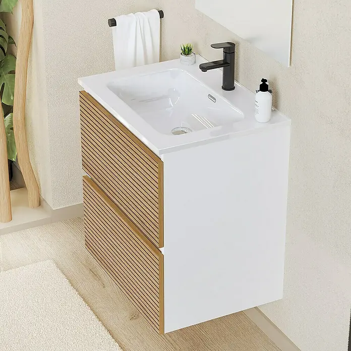 Artysan Conjunto de mueble de baño Osaka - Ancho: 60 cm, Blanco/Nogal, 3 pzs. - Imagen de un mueble de baño con lavabo, grifo y toallero. Los frentes de los cajones son con aspecto de madera, mientras que el cuerpo es blanco.