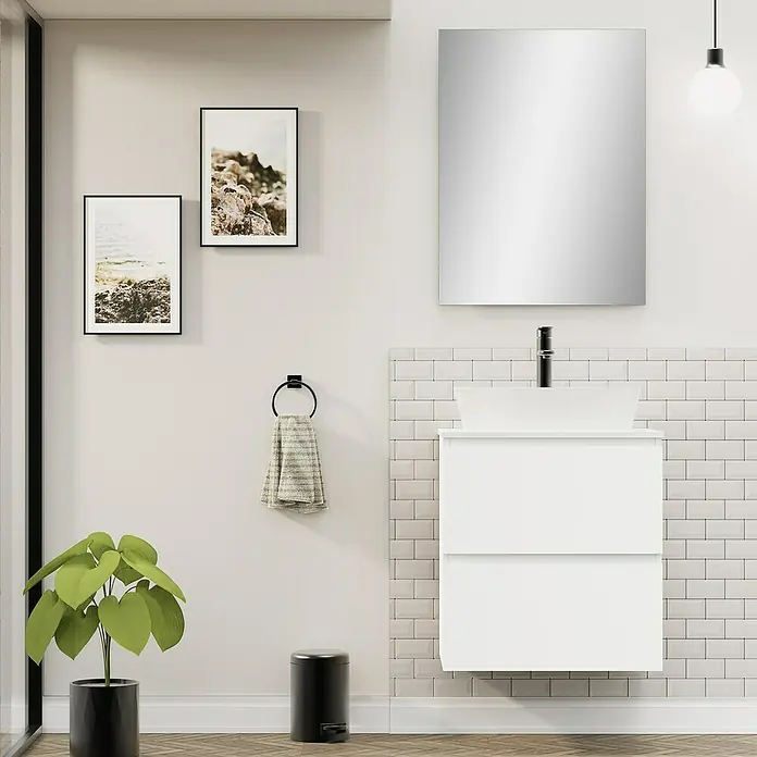 Artysan Conjunto de mueble de baño Troy - Ancho: 60 cm, Blanco Seda, 4 pzs. - Vista del baño con mueble de lavabo, espejo y decoración. El mueble de lavabo es un punto destacado en este baño.