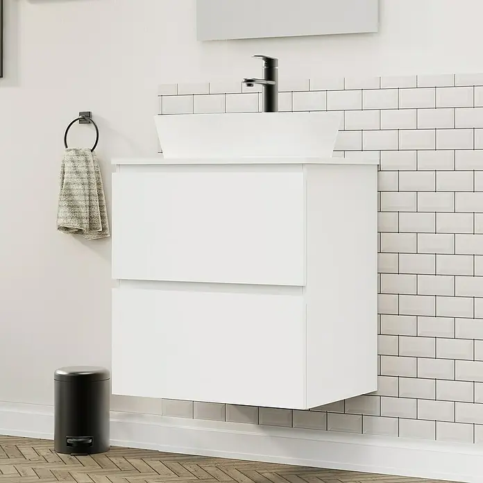 Artysan Conjunto de mueble de baño Troy - Ancho: 60 cm, Blanco Seda, 4 pzs. - Imagen de un baño moderno con un mueble de lavabo blanco de dos cajones montado debajo de un lavabo sobre encimera. Aspecto elegante.