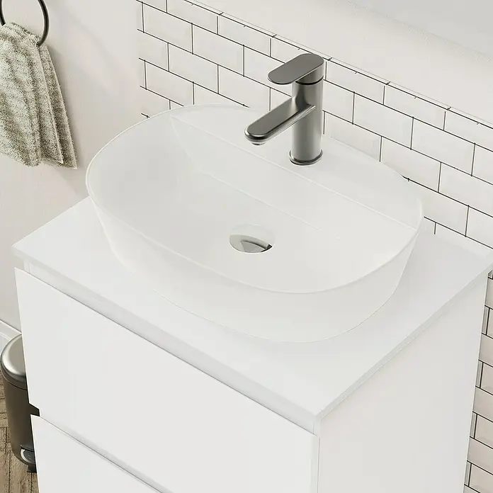 Artysan Conjunto de mueble de baño Troy - Ancho: 60 cm, Blanco Seda, 4 pzs. - Primer plano de un tocador de baño moderno con un elegante lavabo sobre encimera y un grifo elegante.