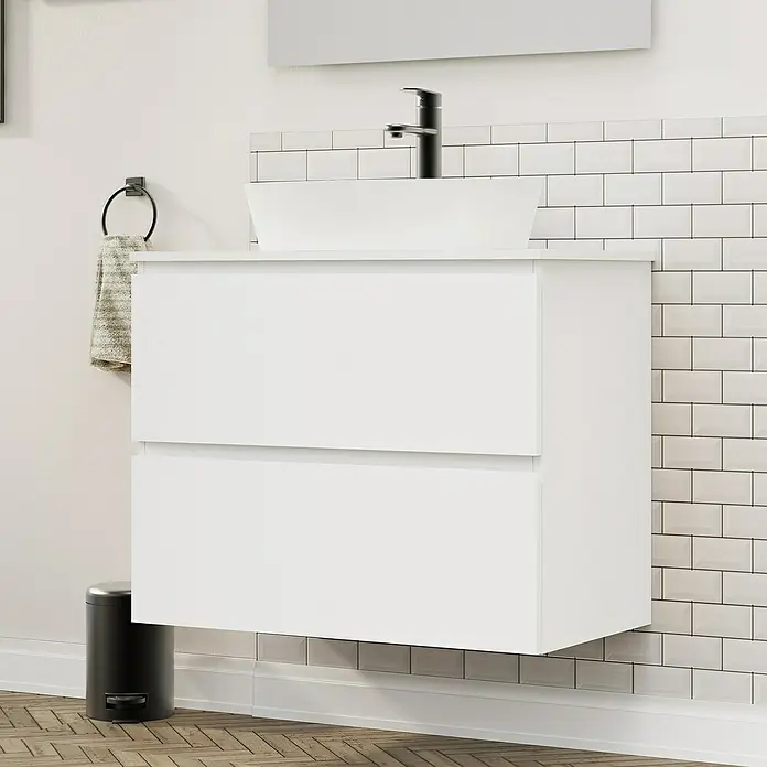 Artysan Conjunto de mueble de baño Troy - Ancho: 80 cm, Blanco Seda, 4 pzs. - Un tocador blanco moderno con dos cajones cuelga en una pared con azulejos de metro blancos.
