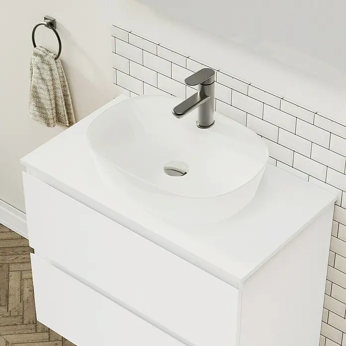 Artysan Conjunto de mueble de baño Troy - Ancho: 80 cm, Blanco Seda, 4 pzs. - Primer plano de un mueble de baño con lavabo sobre encimera blanco y grifo, que muestra un diseño moderno y elegante.