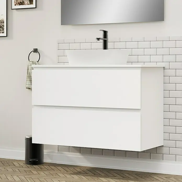 Artysan Conjunto de mueble de baño Troy - Ancho: 100 cm, Blanco Seda, 4 pzs. - Se muestra un moderno mueble de baño blanco con dos cajones y un lavabo sobre encimera contra una pared de azulejos tipo metro blancos.