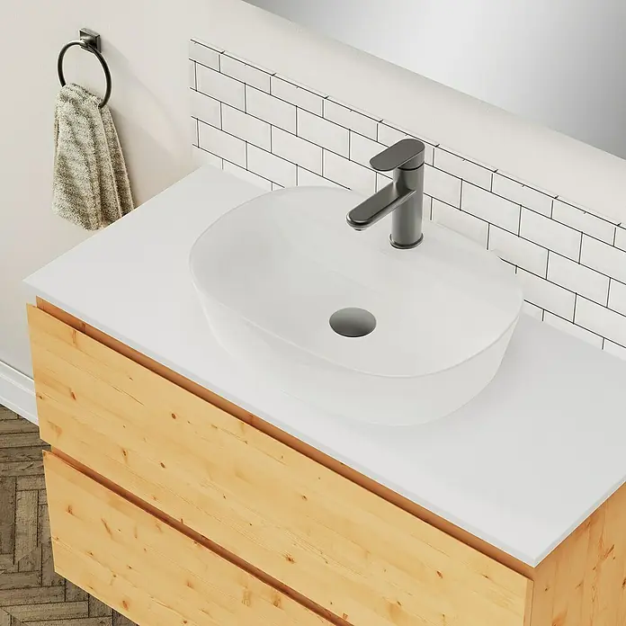 Artysan Conjunto de mueble de baño Troy - Ancho: 100 cm, Pino, 4 pzs. - Accesorio de baño luminoso con un lavabo sobre encimera blanco y un grifo de metal oscuro sobre un mueble de madera.