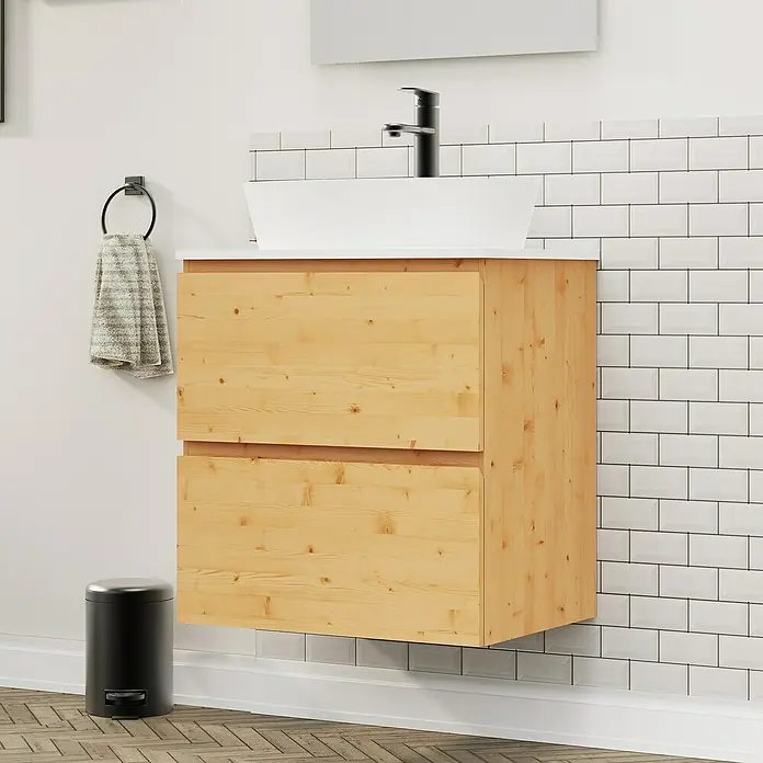 Artysan Conjunto de mueble de baño Troy - Ancho: 60 cm, Pino, 4 pzs. - Un mueble de baño de madera con dos cajones montado en una pared de azulejos, debajo de un lavabo blanco.
