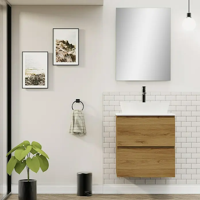 Artysan Conjunto de mueble de baño Troy - Ancho: 60 cm, Roble guadarrama, 4 pzs. - Interior de baño con un moderno mueble de madera, espejo rectangular y arte mural decorativa.