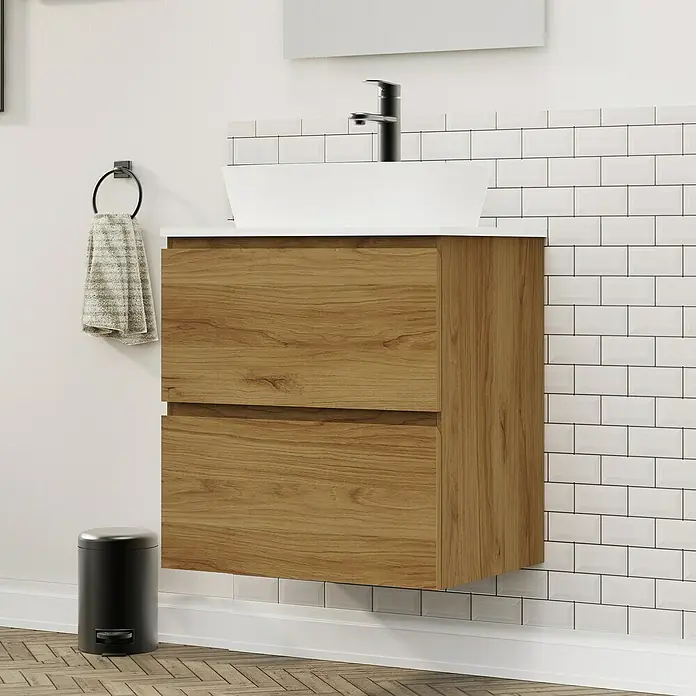 Artysan Conjunto de mueble de baño Troy - Ancho: 60 cm, Roble guadarrama, 4 pzs. - Mueble de baño moderno con dos cajones de madera y un lavabo sobre encimera blanco frente a una pared de azulejos tipo metro blancos.