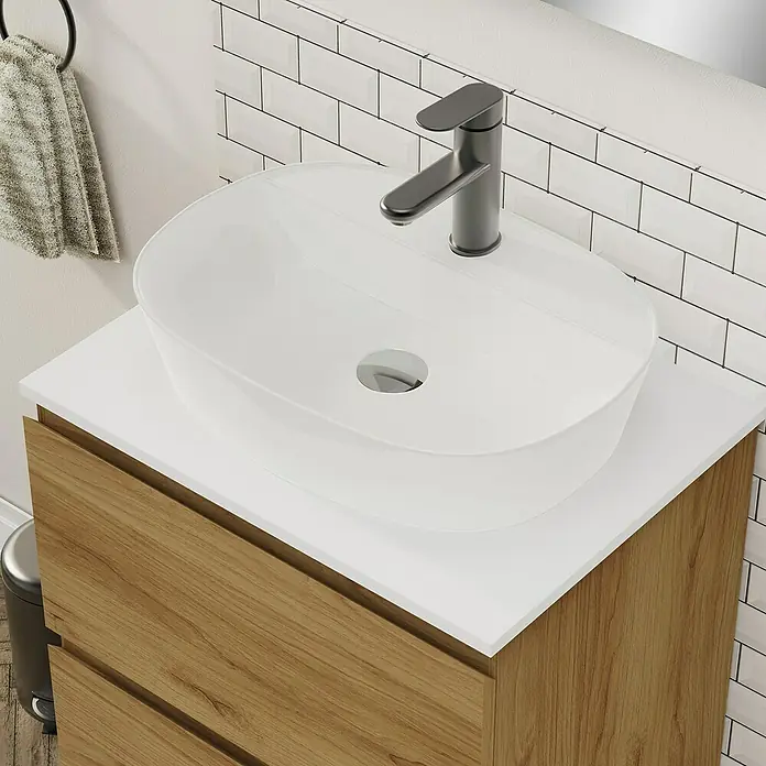 Artysan Conjunto de mueble de baño Troy - Ancho: 60 cm, Roble guadarrama, 4 pzs. - Primer plano de un baño con un moderno lavabo sobre encimera blanco sobre un mueble de madera, complementado con un elegante grifo.