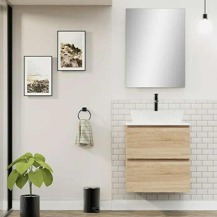 Artysan Conjunto de mueble de baño Troy - Ancho: 60 cm, Natural, 4 pzs. - Interior de baño con un mueble de lavabo de madera clara y un espejo a juego en la pared sobre el lavabo.