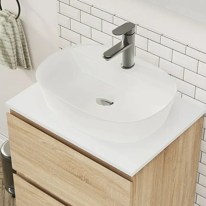 Artysan Conjunto de mueble de baño Troy - Ancho: 60 cm, Natural, 4 pzs. - Primer plano de un moderno mueble de baño con lavabo sobre encimera y grifo sobre un fondo de azulejos.