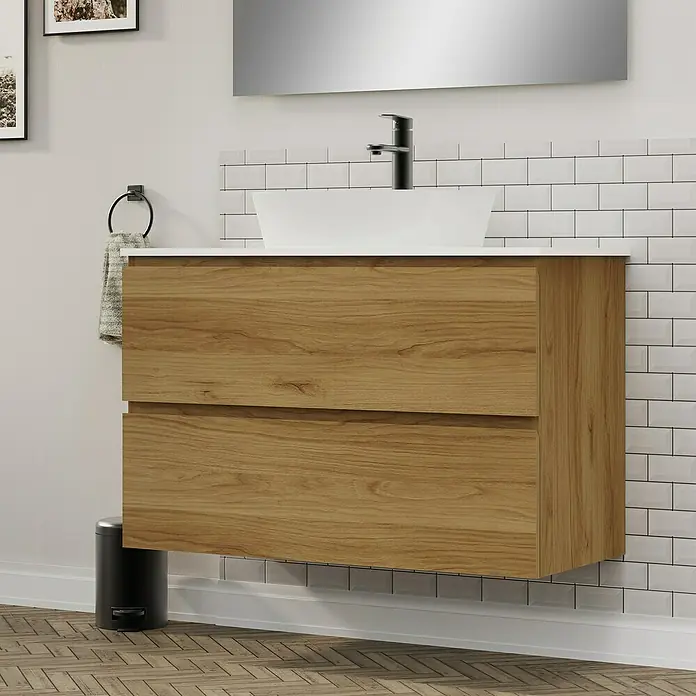 Artysan Conjunto de mueble de baño Troy - Ancho: 100 cm, Roble guadarrama, 4 pzs. - Imagen de un baño moderno con un mueble de lavabo de madera con dos cajones y un lavabo sobre encimera.
