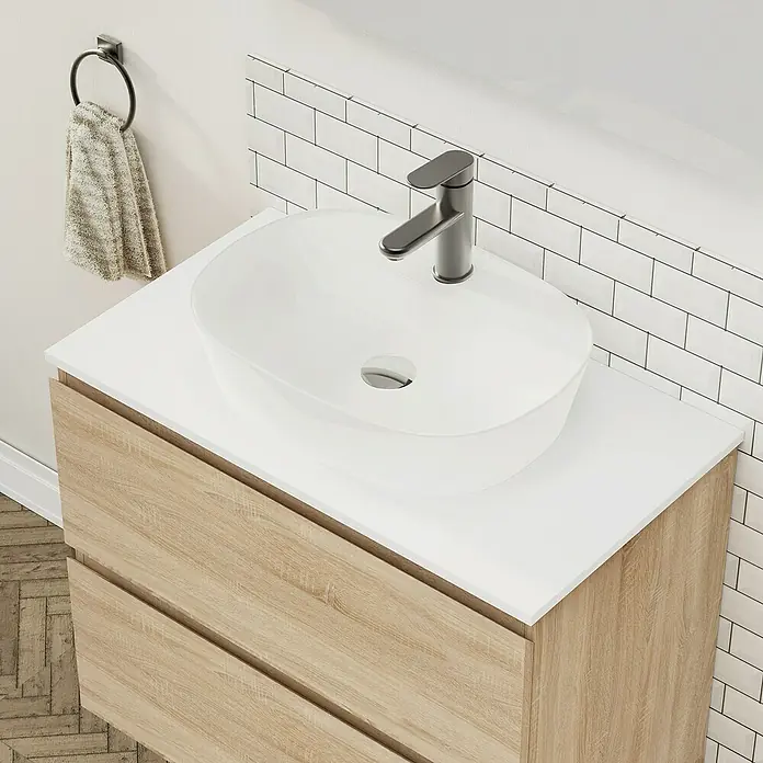 Artysan Conjunto de mueble de baño Troy - Ancho: 80 cm, Natural, 4 pzs. - Primer plano de un tocador de baño moderno con lavabo sobre encimera blanco y mueble de madera con cajones.