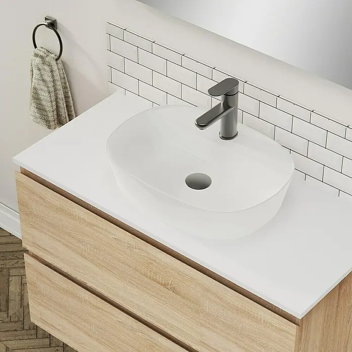 Artysan Conjunto de mueble de baño Troy - Ancho: 100 cm, Natural, 4 pzs. - Primer plano de un moderno mueble de baño con un elegante lavabo sobre encimera blanco y un grifo de níquel cepillado.
